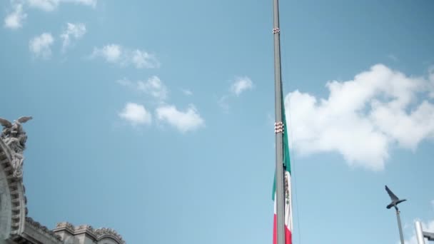 Bandera mexicana en bandera y Palacio de Bellas Artes bajo hermoso cielo azul — Vídeos de Stock