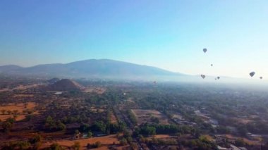 Teotihuacan piramidinin üzerinde uçan sıcak hava balonlarının şaşırtıcı görüntüsü