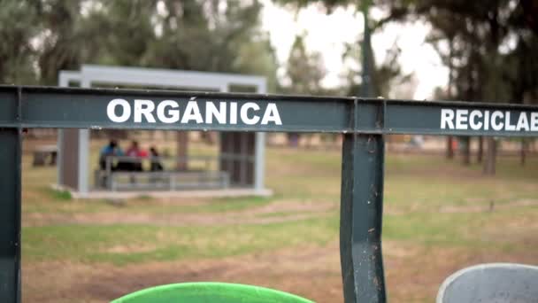 公園内のカラフルなゴミ箱の上のスペインの兆候 — ストック動画