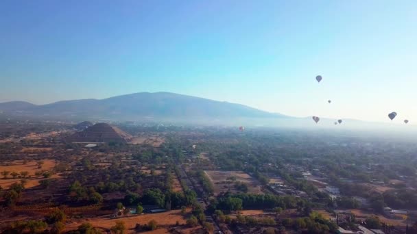Εκπληκτική εναέρια άποψη των αερόστατων θερμού αέρα που πετούν πάνω από Teotihuacan πυραμίδα — Αρχείο Βίντεο