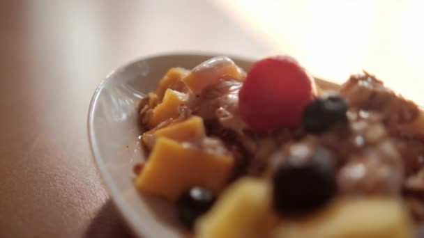 Placă de fructe feliate cu cremă și fulgi de ovăz pe partea de sus — Videoclip de stoc