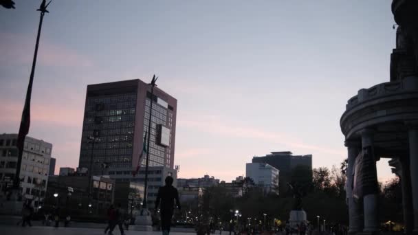 Vacker utsikt över solnedgången himlen ovanför Palace of Fine Arts och Mexico City — Stockvideo