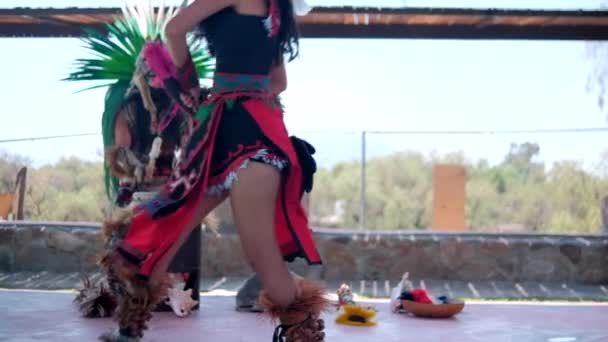 Danser het uitvoeren van dans van pre-Spaanse cultuur met heldere hemel als achtergrond — Stockvideo