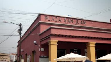 Coyoacan, Mexico City 'de sarı sütunlu güzel klasik bina.