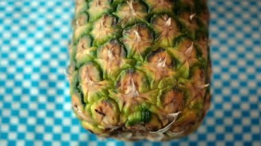 Taze ananas mavi ve beyaz kareli masa örtüsü