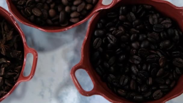 Tre pentole di chicchi di caffè tostati e semi di anice stellato su superficie bianca — Video Stock