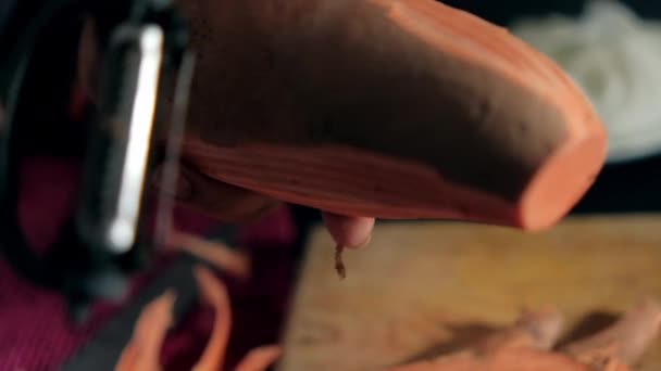 Mains pelant l'igname mince avec l'éplucheur de julienne au-dessus de la planche à découper — Video