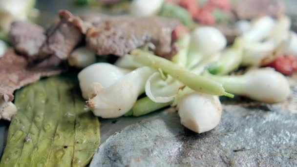 Mexicaanse groene uien, gehakte chorizo, nopales, en dunne steaks op een bakplaat — Stockvideo