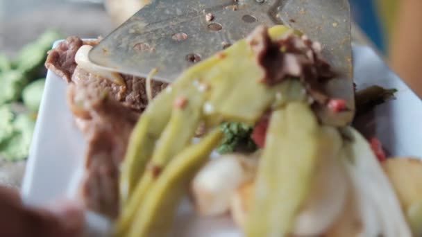 メキシコのネギ、みじん切りのチョリソー、ナポリ、プレート上の薄いステーキ — ストック動画