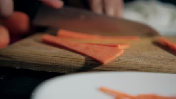 Hands cutting yam slices on a cutting board — Stock Video