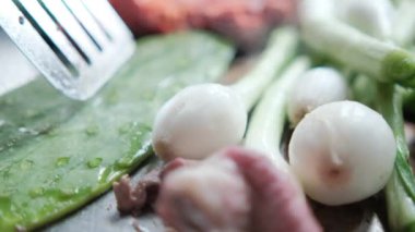 Meksika usulü yeşil soğan, doğranmış sucuk, nopales ve ızgarada ince biftek.