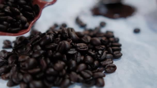 Lergryta häller rostade kaffebönor på en liten hög — Stockvideo