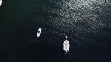 Koyu mavi okyanusta yüzen iki teknenin havadan görünüşü