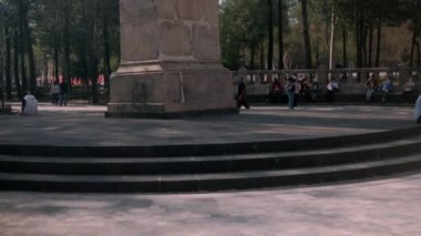 Arka planda ağaçlar olan güzel bir melek heykeli.