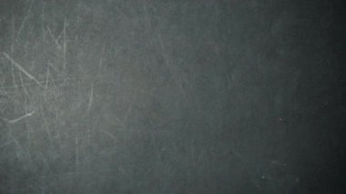 Kızarmış kahve çekirdekleri siyah yüzeye dökülüyor.