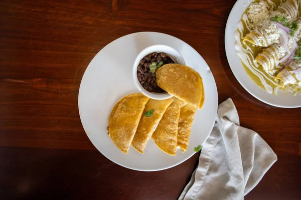 Lezzetli geleneksel sepet taco ve kahve masasının üstünde bir fincan fasulye.