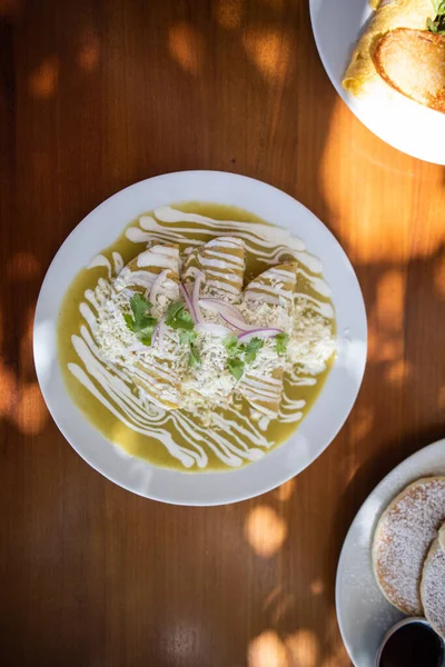 Deliciosas enchiladas mexicanas, panquecas e tacos de cesta na mesa marrom Fotografia De Stock