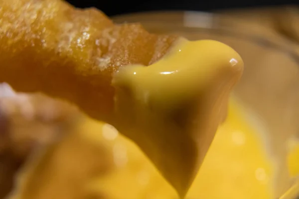 Detailní záběr lahodného roztaveného sýra na vlnitém hranolku Stock Snímky