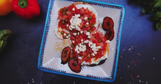 Prato de huevos rancheros e fatias de banana fritas na superfície escura — Vídeo de Stock