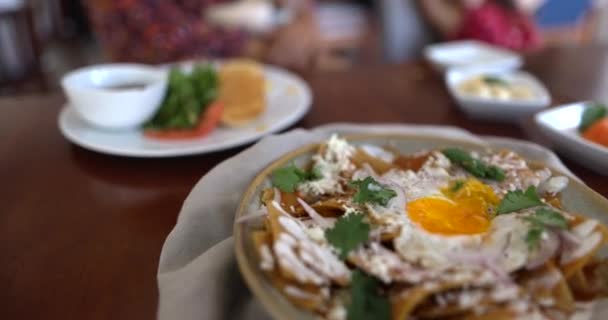 갈색 식탁 위에서 맛있고 전통적 인 음식을 클로즈업하는 모습 — 비디오