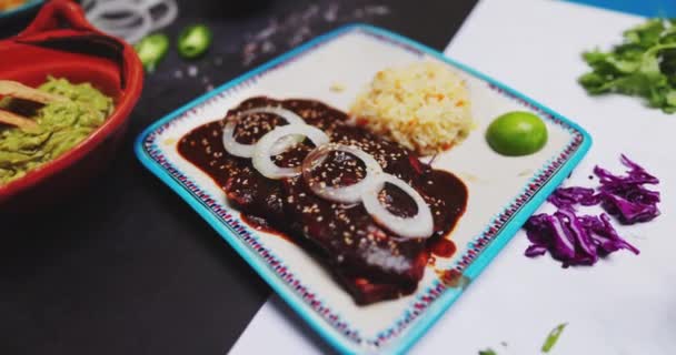Lahodné znaménko, rýže, cibulové plátky a více jídla na dvoubarevném povrchu — Stock video