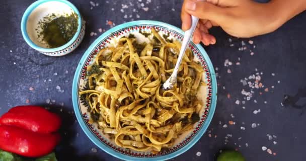 Ruka s vidličkou kroucené nudle nad talířem lahodných těstovin — Stock video