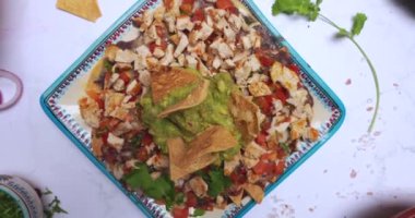 Beyaz yüzeyde soslu guacamole soslu leziz et.