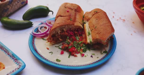 Sanduíches, pimentas verdes e mais alimentos na superfície branca — Vídeo de Stock