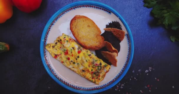 Piring dengan telur dadar lezat, roti panggang, dan kacang goreng di permukaan hitam — Stok Video