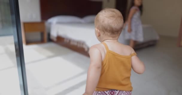 Söta småbarn går glatt i slow motion i hotellets sovrum — Stockvideo