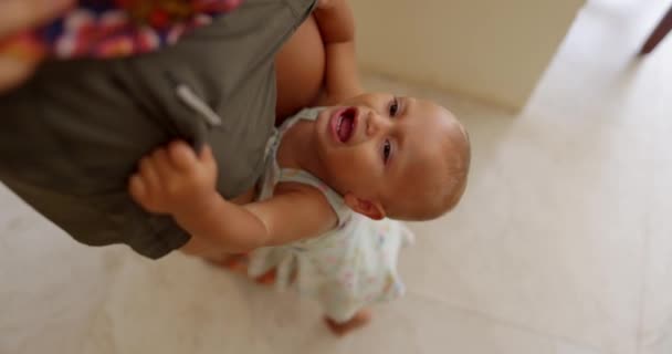 Słodkie niespokojny maluch ciągnąc w szorty jej matka — Wideo stockowe