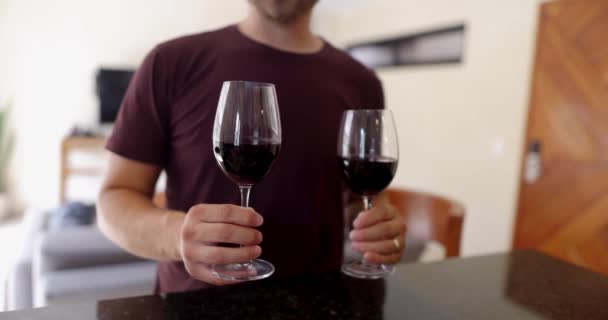 Bonito homem segurando dois copos de vinho em câmera lenta — Vídeo de Stock