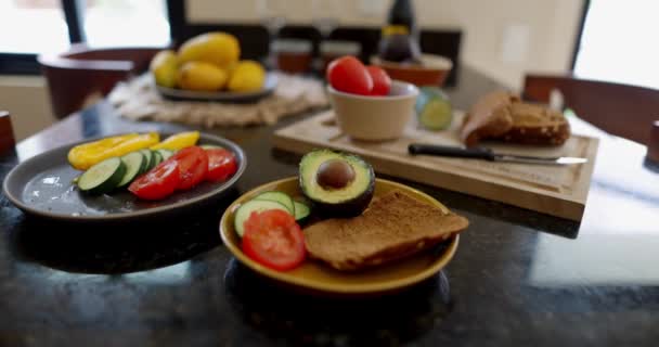 Свежие фрукты, овощи и ломтики хлеба, на блестящем черном столе — стоковое видео