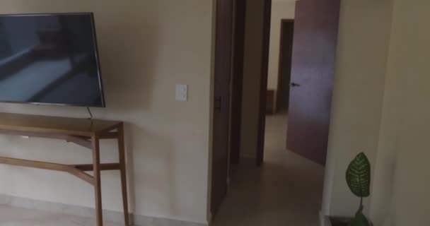 Vista liscia della suite d'albergo con soggiorno e comoda camera da letto — Video Stock