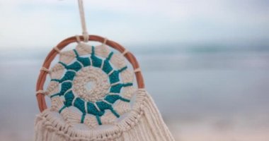 Güzel örülmüş düş kapanı yavaşça sallanıyor bulanık arka planda