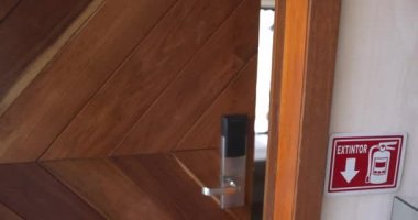 Mutfak ve yemek odası olan otel odasının hızlı görüntüsü.