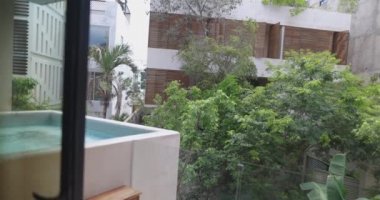 Otel odasının dışındaki jakuzi ve balkon manzarası harika.