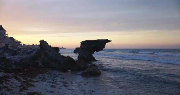 Erstaunlicher Blick auf Felsen am Strand mit Sonnenuntergang als Hintergrund — Stockvideo