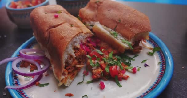 Sandwiches, chiles verdes y más comida en la superficie negra — Vídeos de Stock