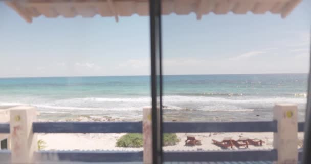 Prachtig uitzicht op blauwe lucht en oceaan golven door het raam — Stockvideo