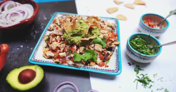 Piatto di deliziosa carne tritata con guacamole su superficie bicolore — Video Stock