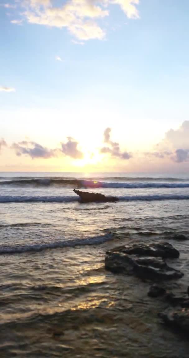 Förbluffande utsikt över vacker solnedgång och vågigt hav — Stockvideo