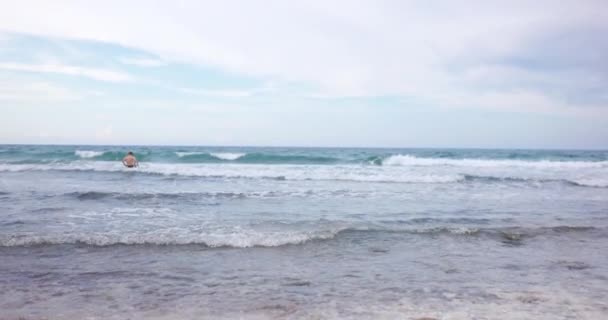 Beautiful view of cloudy sky above ocean waves on the beach — Stock Video