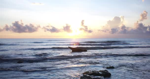 Vista surpreendente do pôr-do-sol bonito e oceano ondulado — Vídeo de Stock