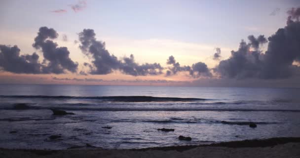Vista surpreendente do pôr-do-sol bonito e ondas do oceano na praia — Vídeo de Stock