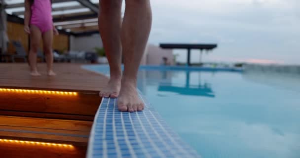 Mužské nohy chůze na okraji bazénu s rozmazaným pozadím — Stock video