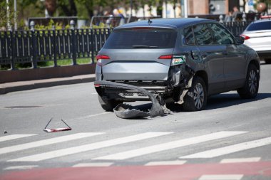 Kazayla oldu. Araba kazası ve detaylar. Gri gri araba yolda yardım bekliyor. Araba arızalandı. Hayat sigortası. Malzeme hasarı