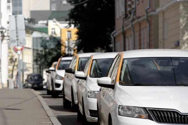 Taxi Vita Bilar Med Gul Rand Står Rad Gata Centrum Stockfoto