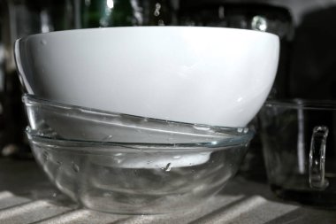 Temiz cam ve seramik tabakları bir damla suyla yıkadım.