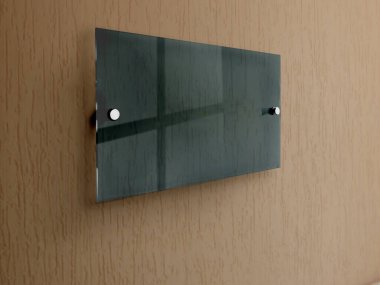 Koyu yeşil geniş dikdörtgen. Uzaylı metal tutucularda şeffaf cam levha. Markalaşmak için temiz baskı tahtası. Mercan arka planındaki akrilik koyu reklam panosu yan görünümü. Orantılı 1 ile 2 arasında.